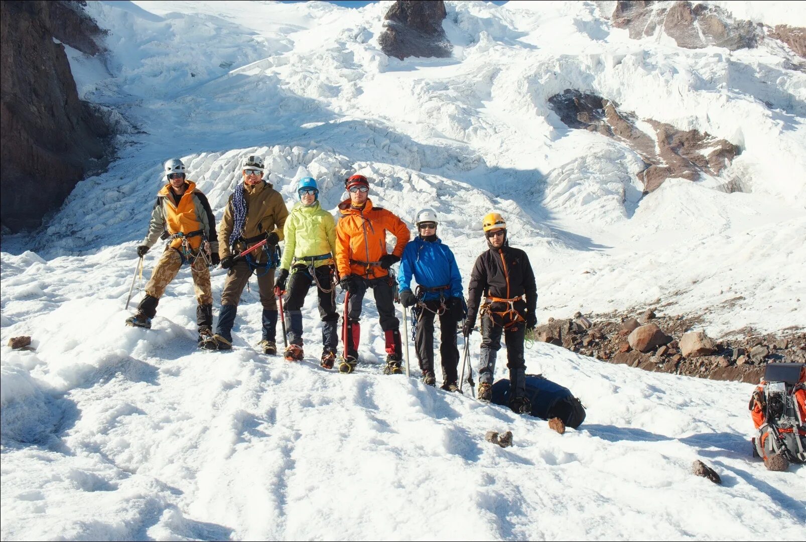 Гора эльбрус альпинисты. Эльбрус гора восхождение. Эльбрус гора восхождение. Эльбрус группа восхождение. Фёдор конюхов восхождение на эльбрус.