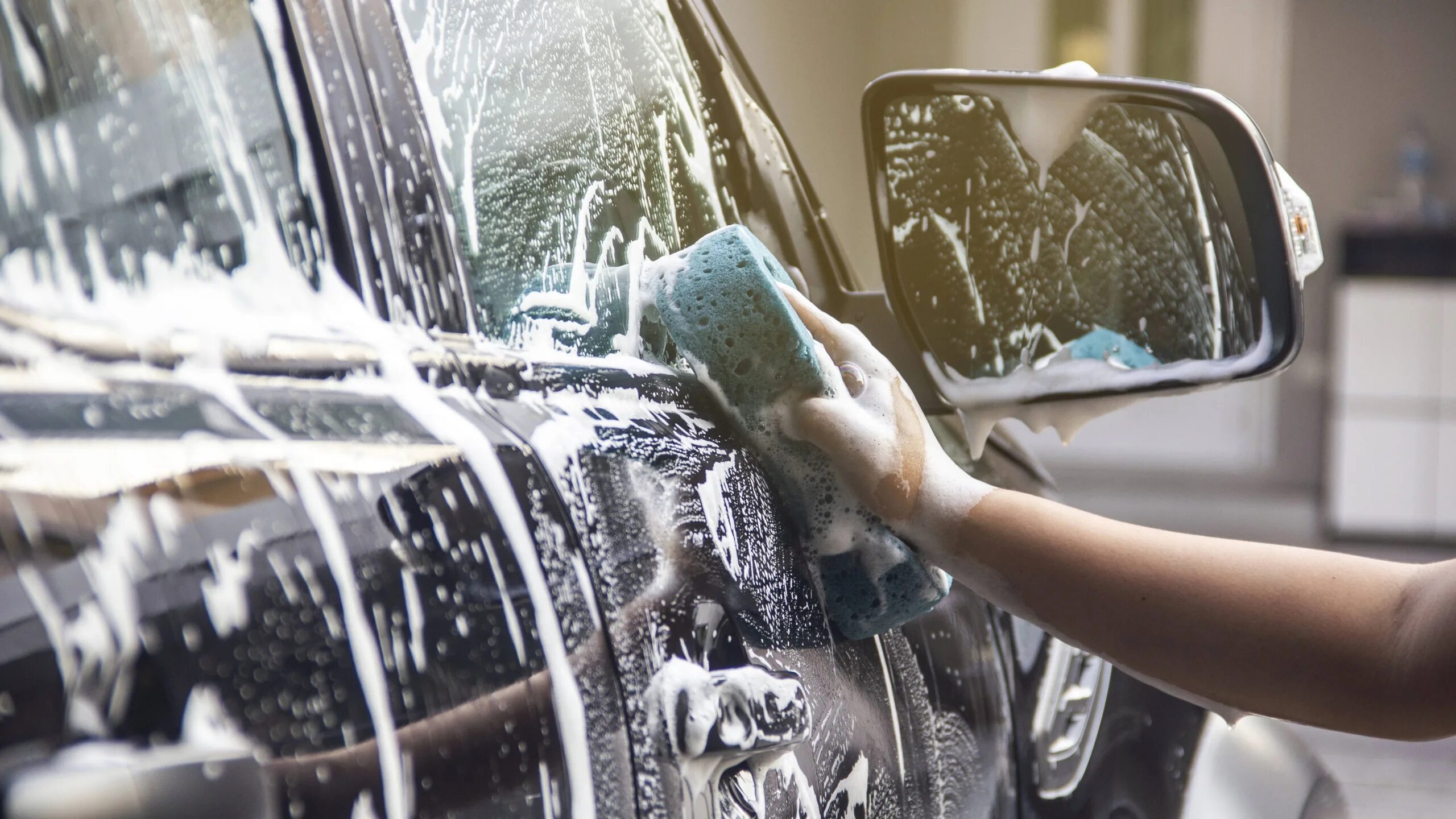 Мыть машину холодной водой. Мытье автомобиля. Моет машину. Мойка машины. Автомойка машина.