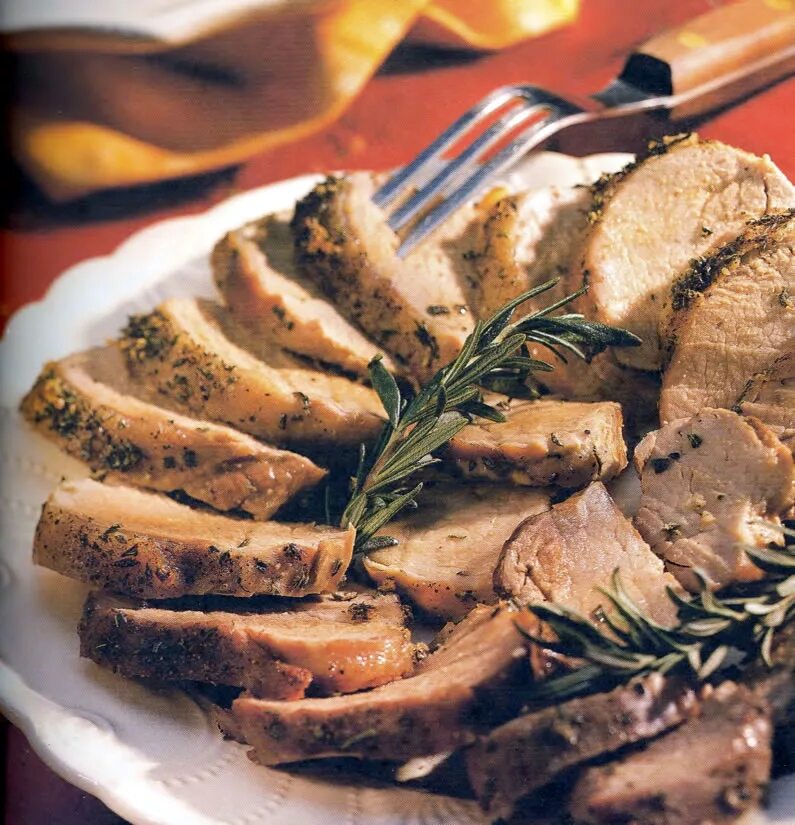 мясо с розмарином. вырезка с розмарином. свинина в беконе в духовке. вырезка запеченная с розмарином. свиная вырезка с розмарином.