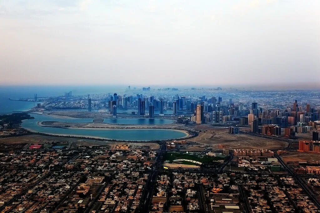 Город ОАЭ Sharjah. Штат Шарджа. Шарджа вид сверху. Зона Дубай Шарджа.