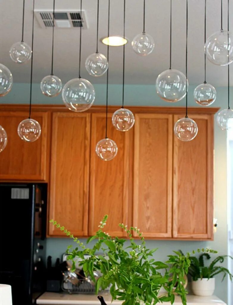 Как повесить стеклянную. Стеклянные шары в интерьере. Украшение на потолок стеклянными шарами. Стеклянные шарики идеи для интерьера. Стеклянный шар на леске украшение.
