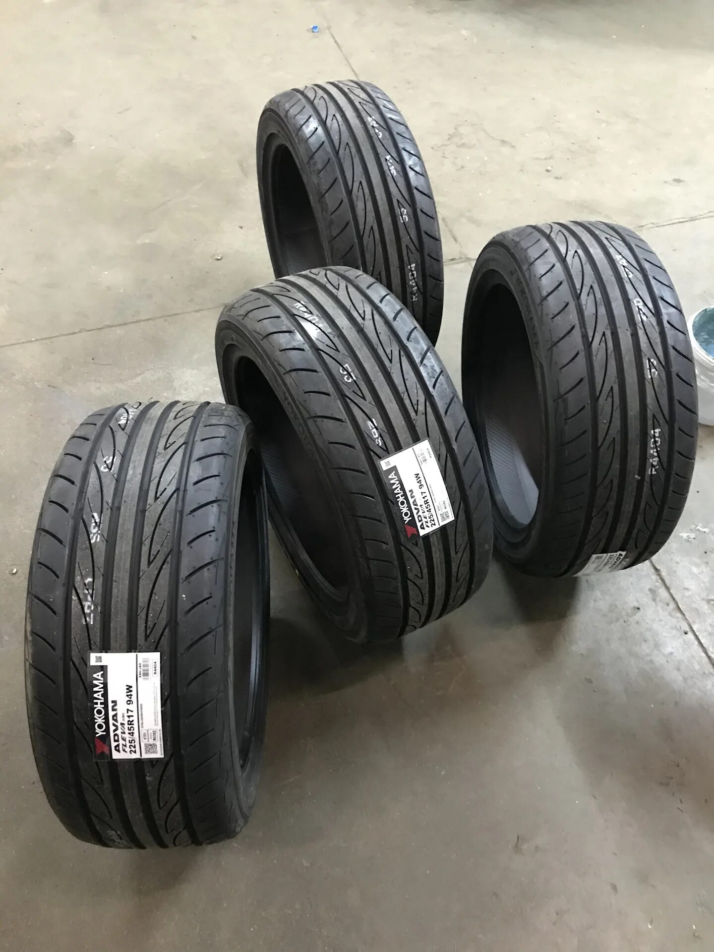 Йокогама r17 лето. Advan Fleva 225/45 r17. 225 55 17 Yokohama Advan v522. Yokohama Advan 225/45 r17. Шины 225/55 r17 лето Йокогама.