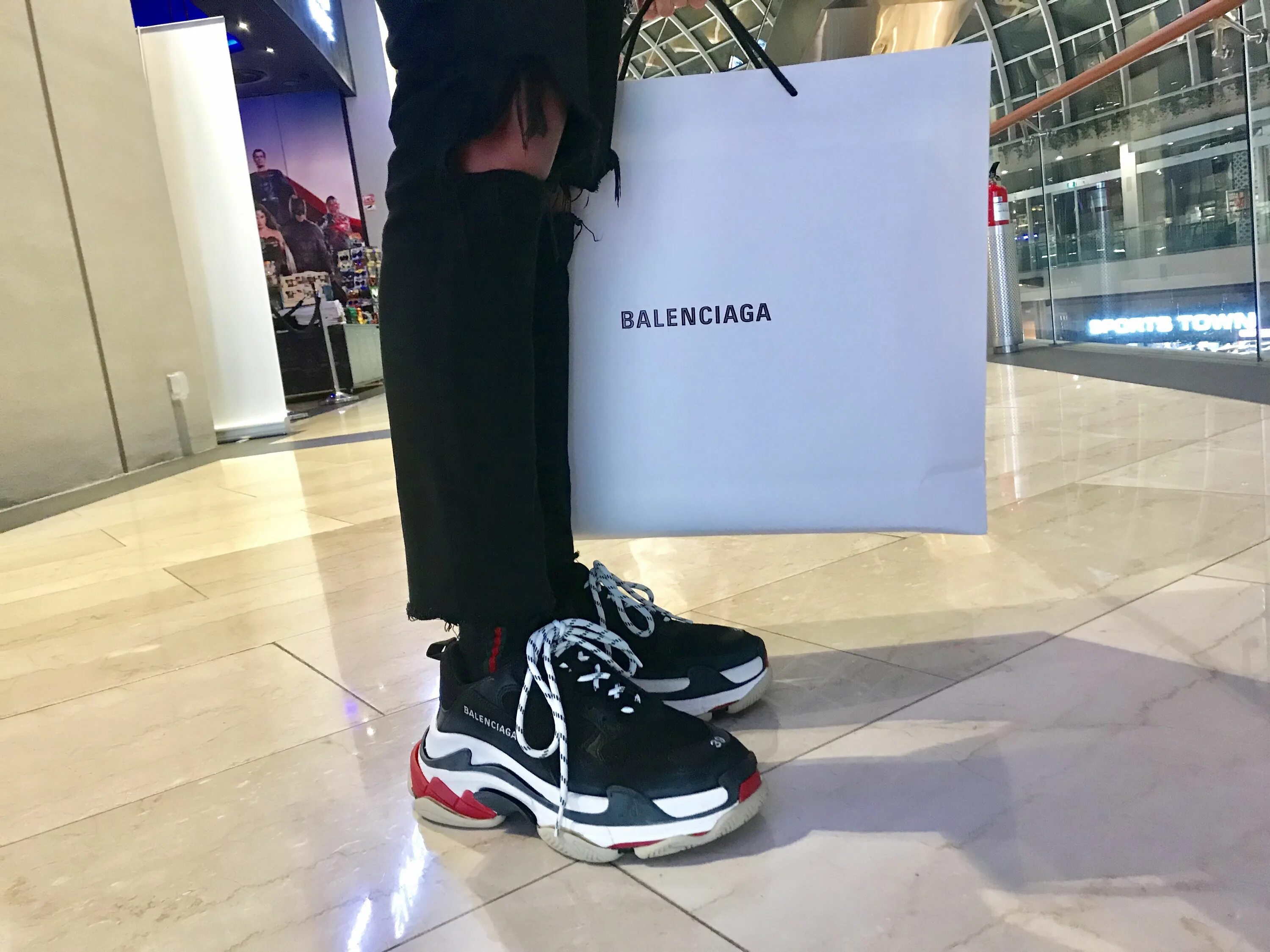 Белая сумка баленсиага 2022. Кроссовки трипл s баленсиага. Balenciaga вещи. Бомбер баленсиага женский. Balenciaga bag 2022.