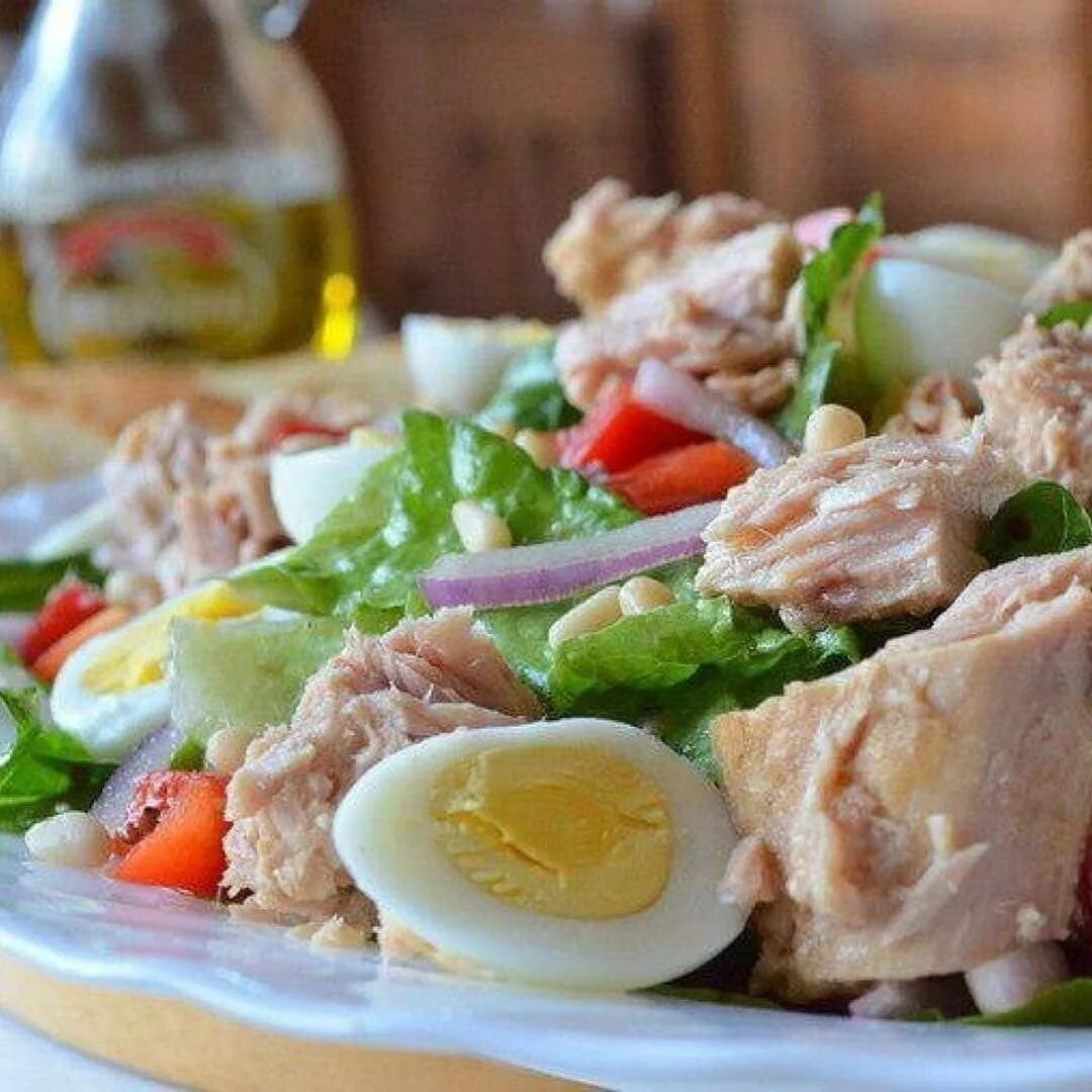 Пп салат с тунцом консервированным и яйцом. Салат с тунцом. ужин с тунцом консервированным.
