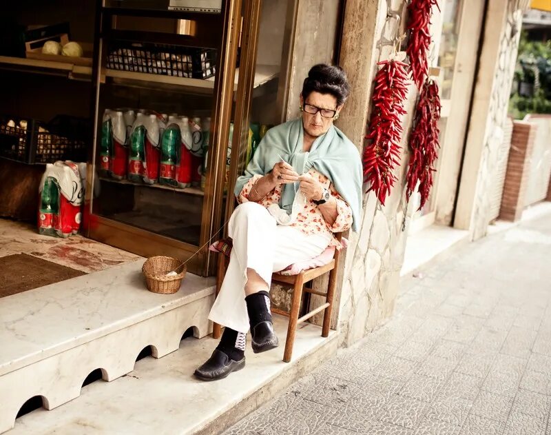 простые итальянцы. италия ассоциации. старики в италии. семья в италии. традиции италии.