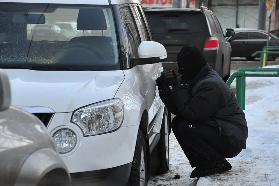 Угон автомобиля. Кража автомобиля. Угонщик авто. Угнал автомобиль.