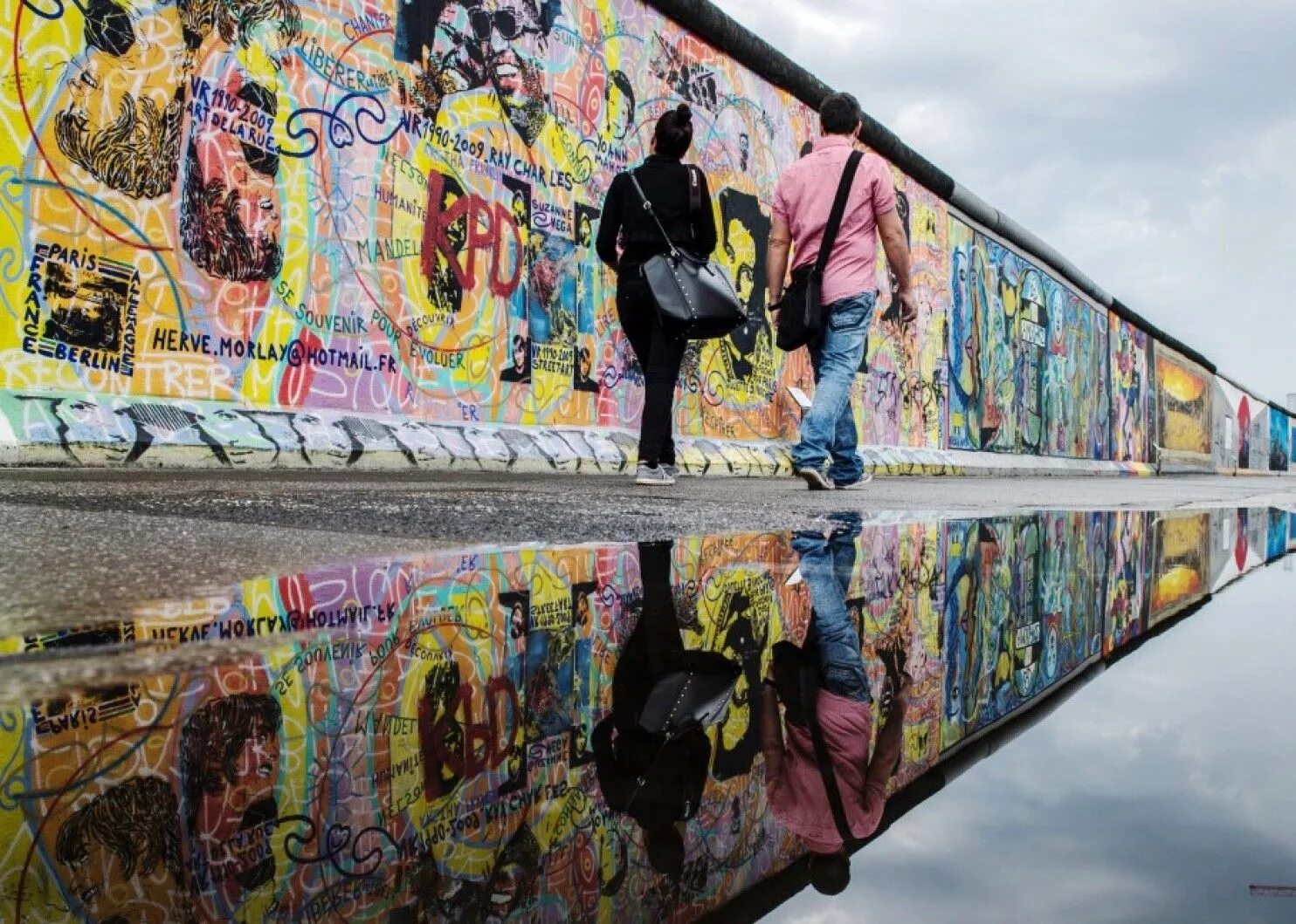 Wall fall. Берлинская стена в Германии. Достопримечательности Германии Берлинская стена. Берлинская стена достопримечательности Берлина. Берлинская стена 1982.