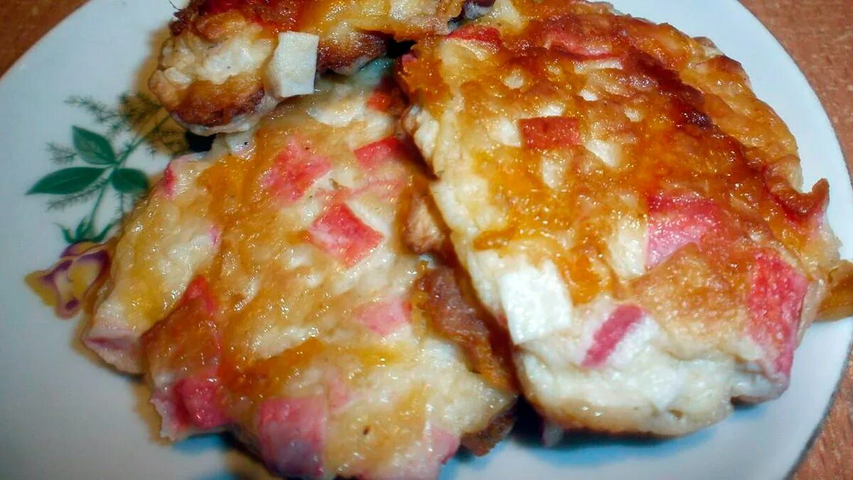 Оладьи с крабовыми палочками. Крабовые оладьи. Оладушки из крабовых палочек. Оладьи из крабовых палочек. Оладьи с крабовыми палочками и сыром.