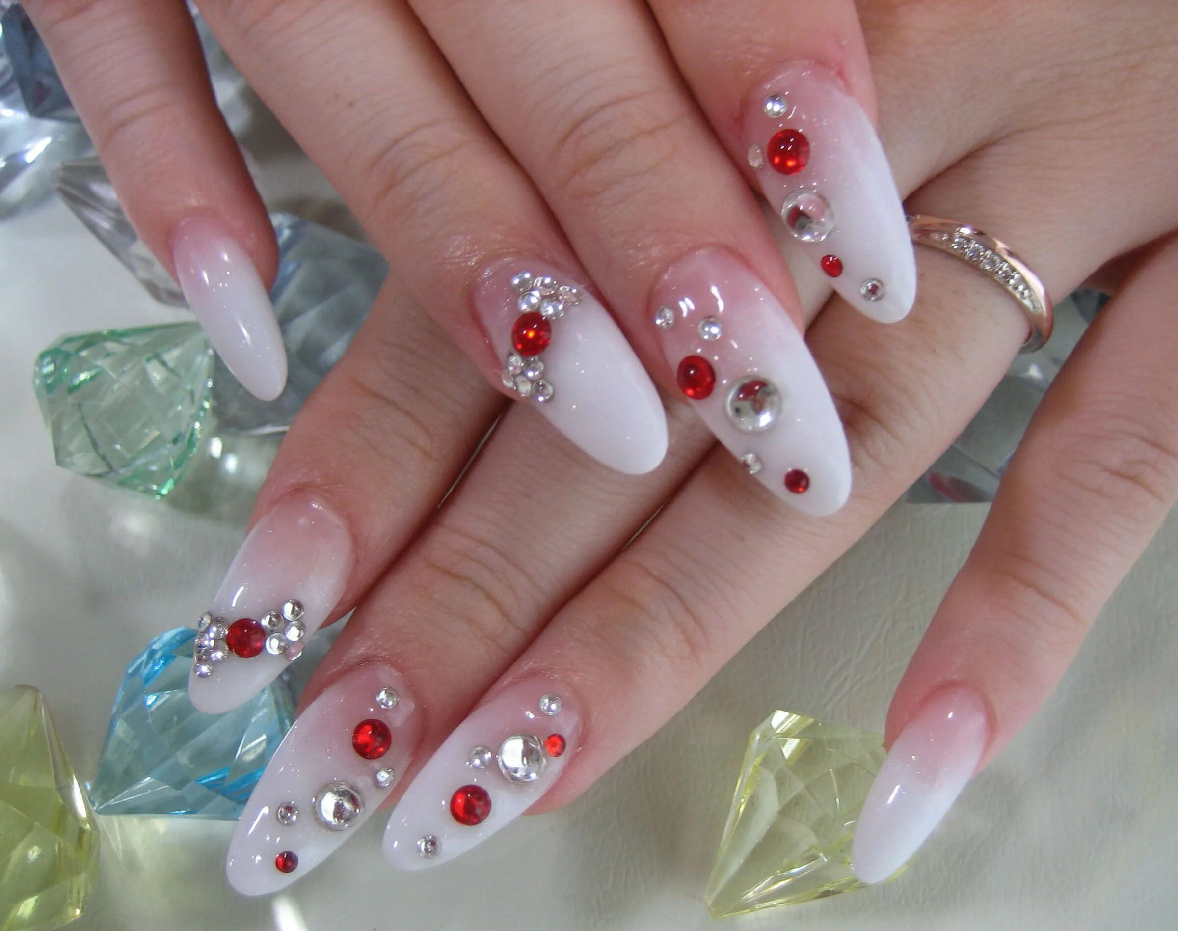 свадебный маникюр с камушками. красивые ноги новый год. дизайн ногтей на новый год со стразами. нежный маникюр с блестками и стразами. дизайн ногтей на новый год со стразами.