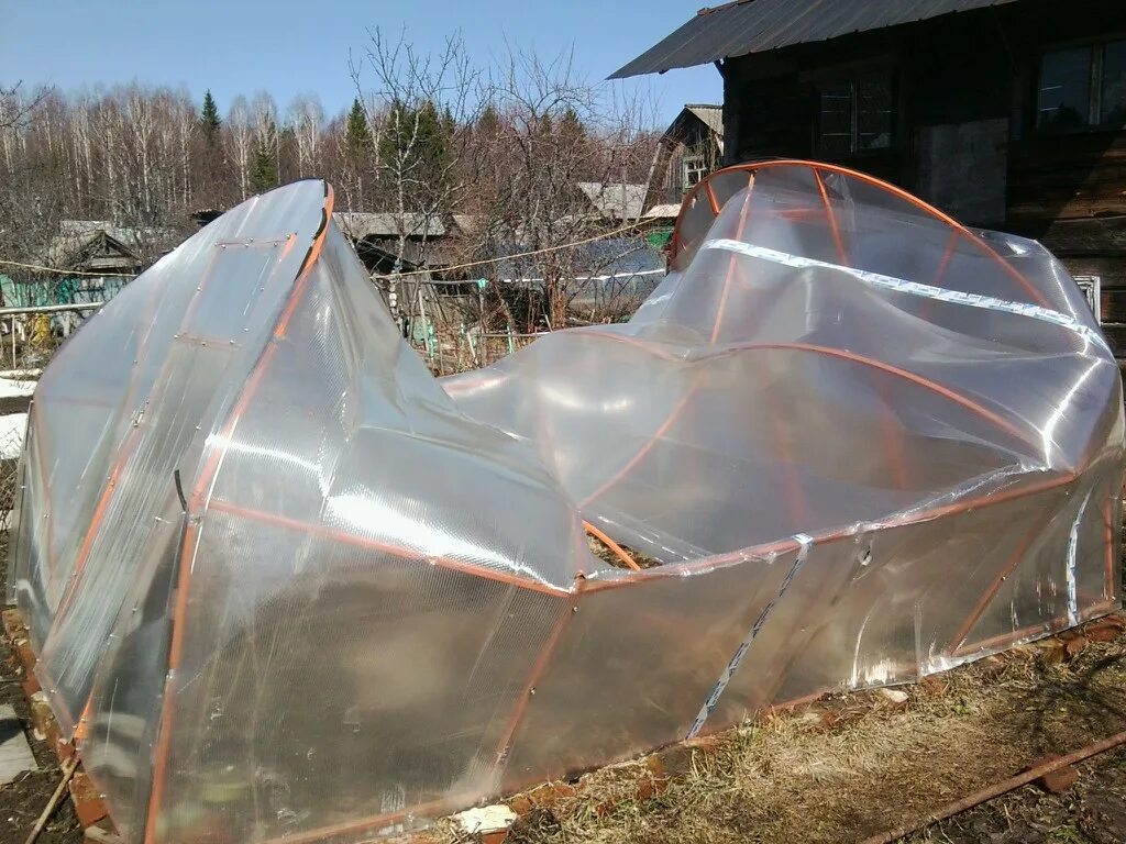 Нужно ли снимать с поликарбоната защитную пленку. Теплица из поликарбоната. парник из пленки. каркас парника. теплица под пленку.