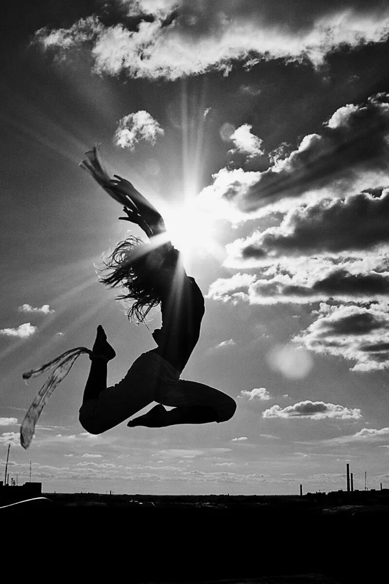 Кипела свобода. Красивый прыжок. Свобода. Девушка взлетает.