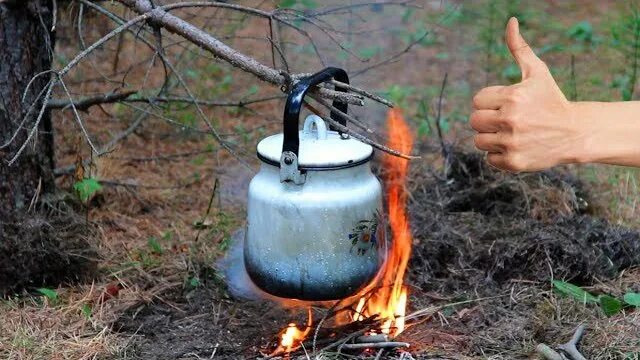 Как вскипятить воду не имея посуды. Чайник на огне. Как вскипятить воду без. Чайник котелок для костра. Как вскипятить воду без.