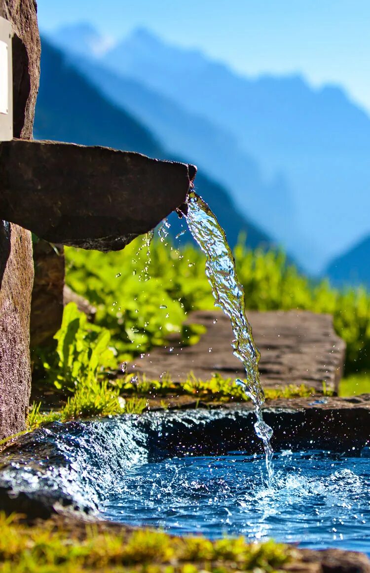 Родниковая вода 1. Источник воды. Природная Родниковая вода. Вода из горных источников. Чистый Родник вода.