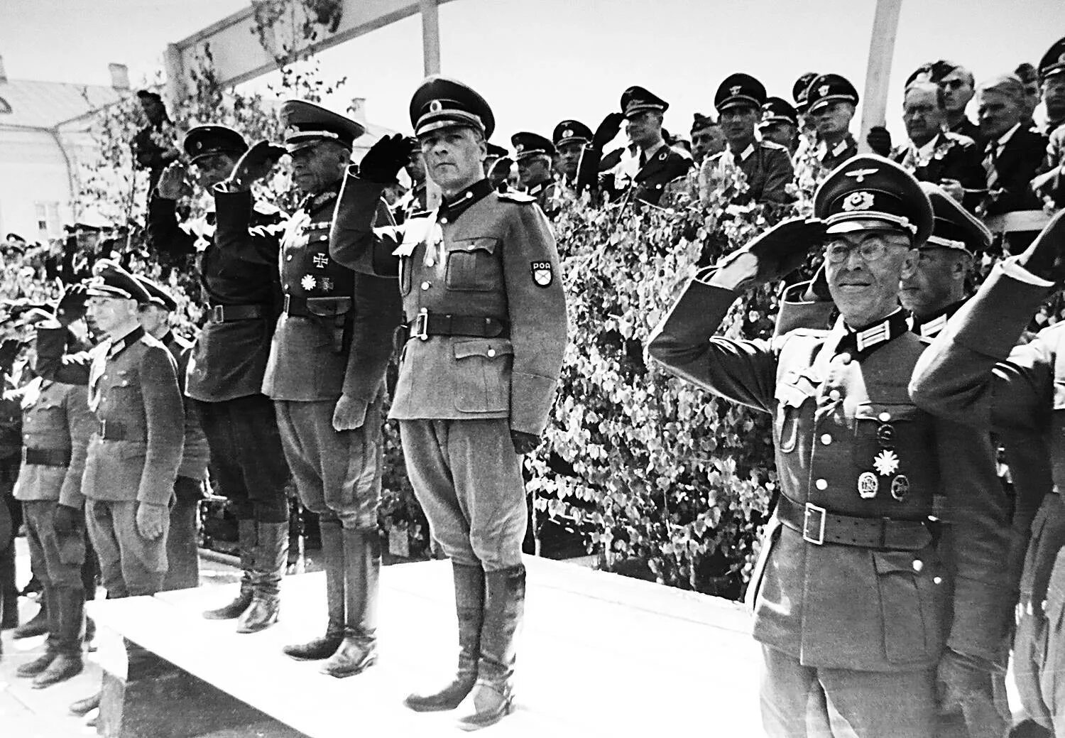 Парад власовцев в пскове 1943. Парад роа псков 1943. Парад роа в пскове 22 июня 1943. Парад 1943. Парад роа в пскове 22.