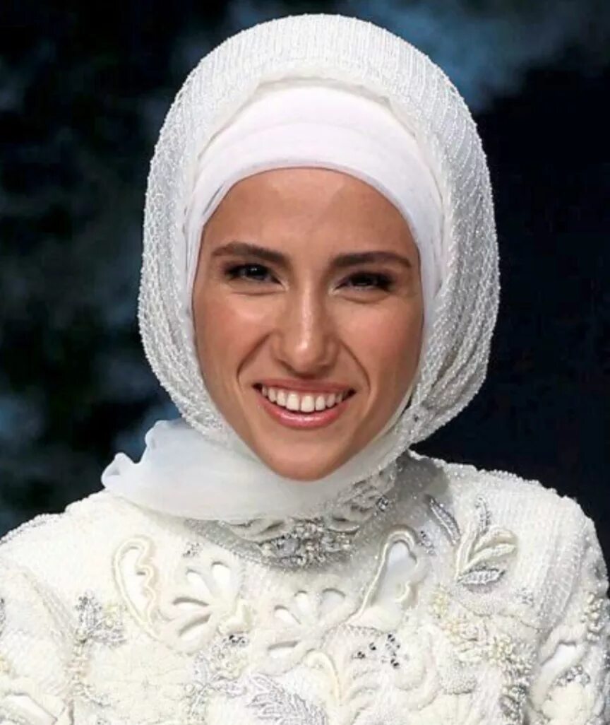 Эсра эрдоган. Сумайя Эрдоган. Эсра Эрдоган дочь президента Турции. Сюмейе Эрдоган Байрактар.
