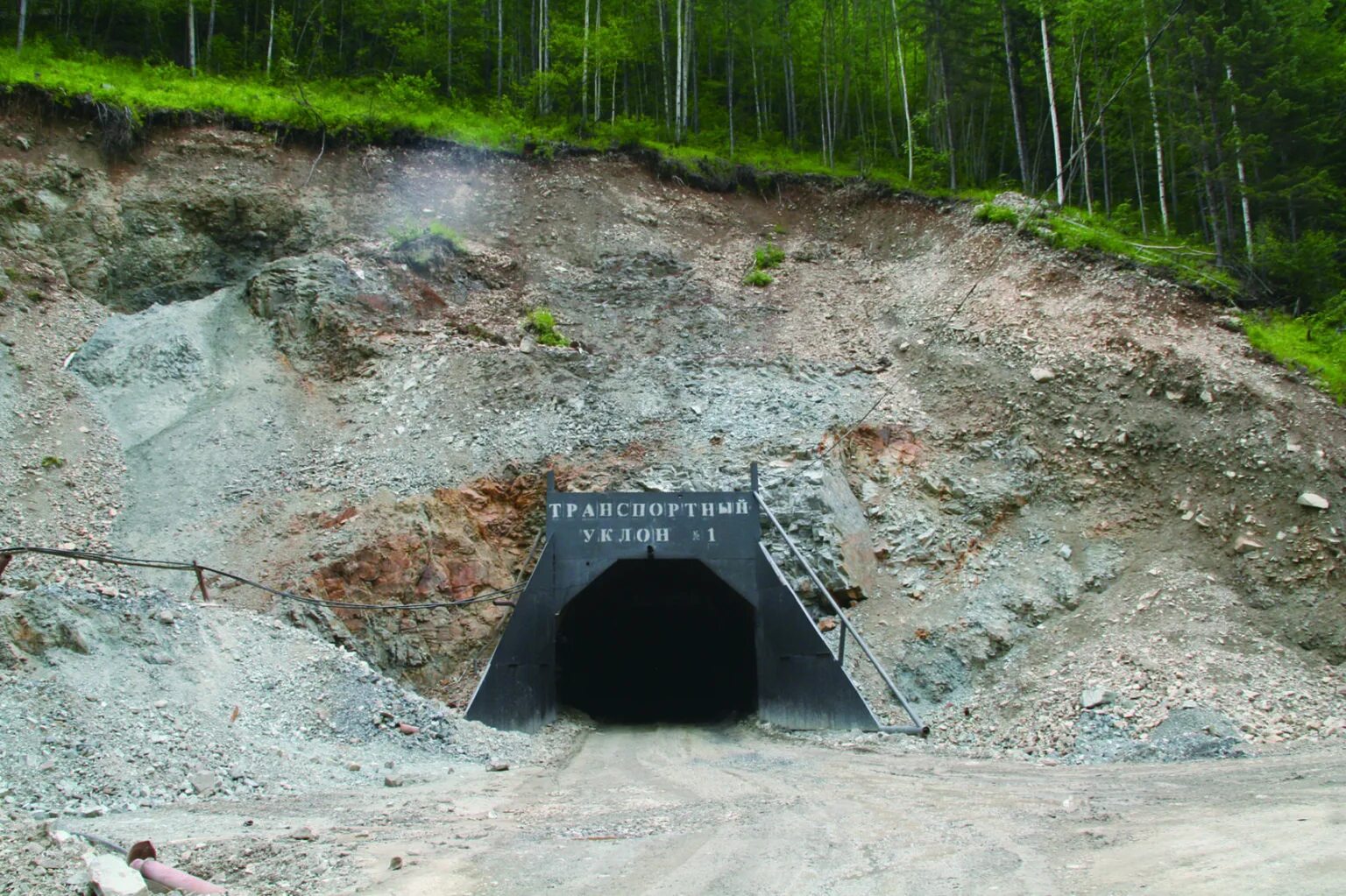 Карьер молодежный межозерный. Рудник молодежный хабаровский край. Узельгинский рудник. Узельгинское месторождение. Рудник молодежный.