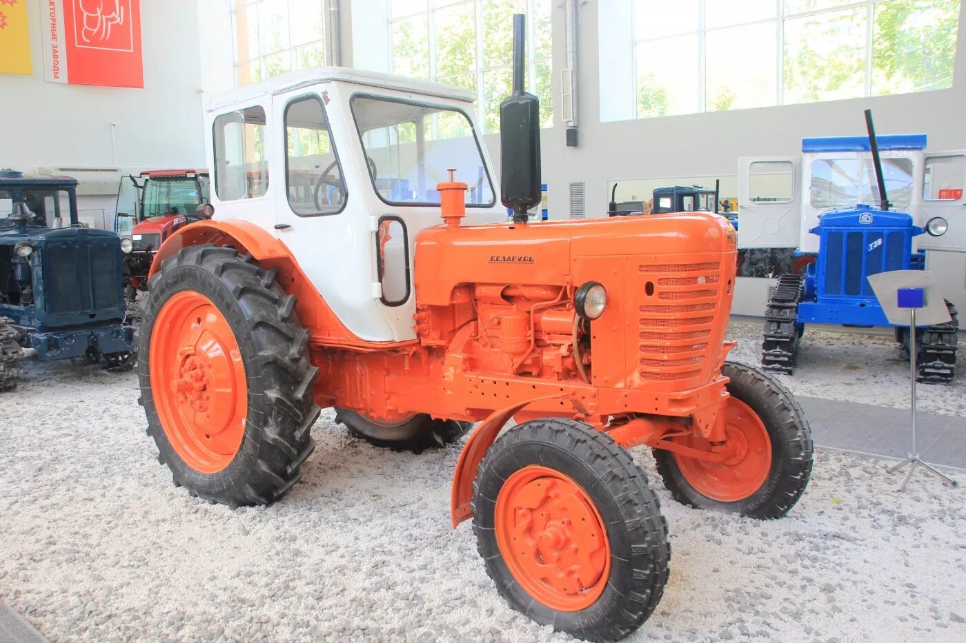 ледовая арена трактор сектор b4. вездеход john deere. музей тракторов шаманского. ледовая арена трактор сектора челябинск. трактор john deere 6135b.