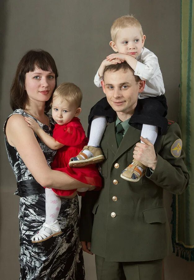 Фото многодетной тувинской семьи и детей. Семья российского военного. Семья российского военного. Семья военнослужащего рф. Мобилизация многодетных отцов.