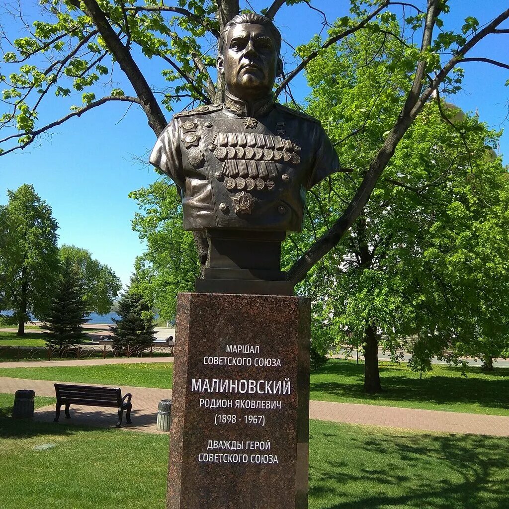 Бюст дважды героя советского Союза. Бюст Маршала Малиновского. Назовите дважды героя