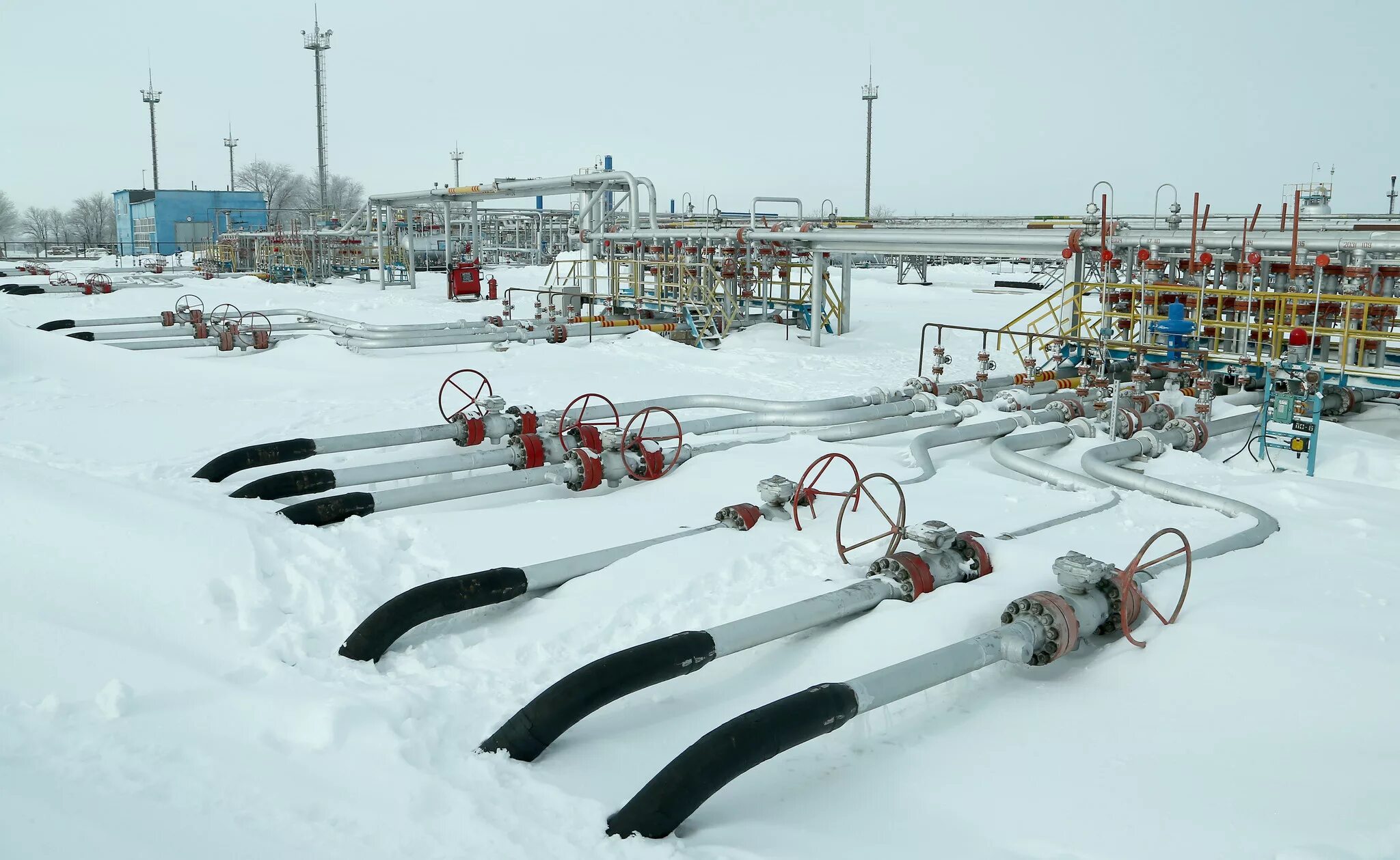 Оренбургский нефти и газа. Газодобыча Оренбург. Нефть в Оренбургской области. Нефте и газодобыча в Оренбурге.