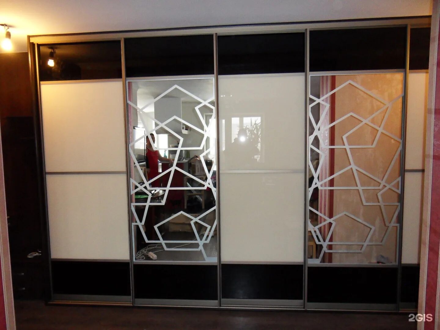 современные встроенные шкафы. шкаф купе с ящиками. шкаф купе комбинированный с пескоструем. шкаф купе комбинированный. шкаф купе в омске.