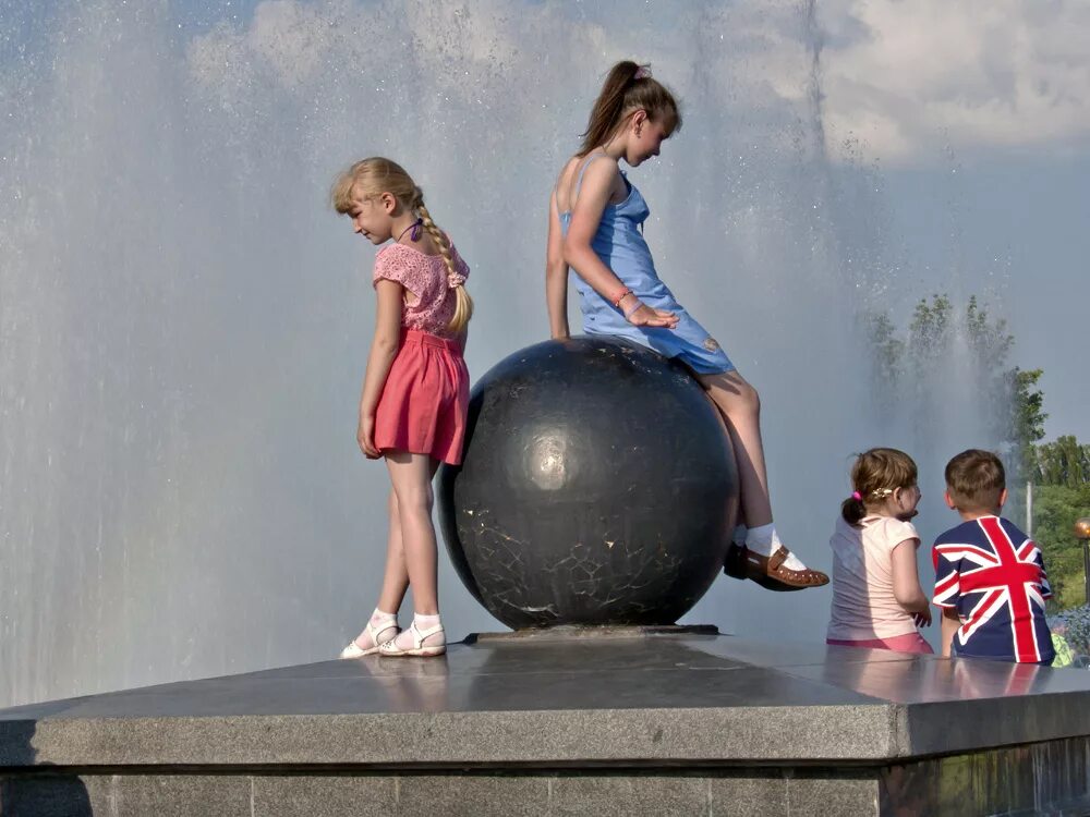 Девочка на шаре. Девушка на шаре. Мальчик в шаре. Девочка на шаре в музее.