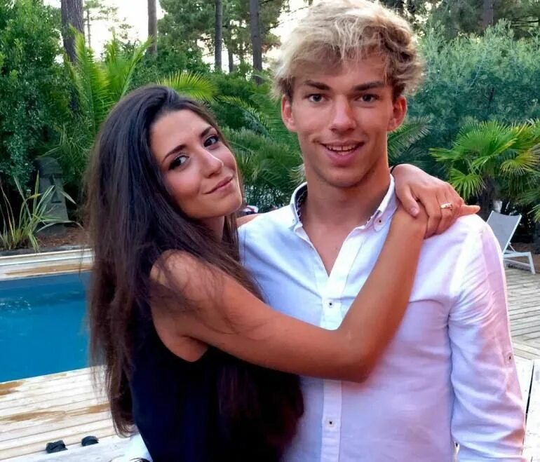 Огюст ренуар young woman with a blue ribbon. Пьер огюст ренуар ребёнок с кнутиком. Lando norris girlfriend. Pierre gasly girlfriend. Девушки пьера.