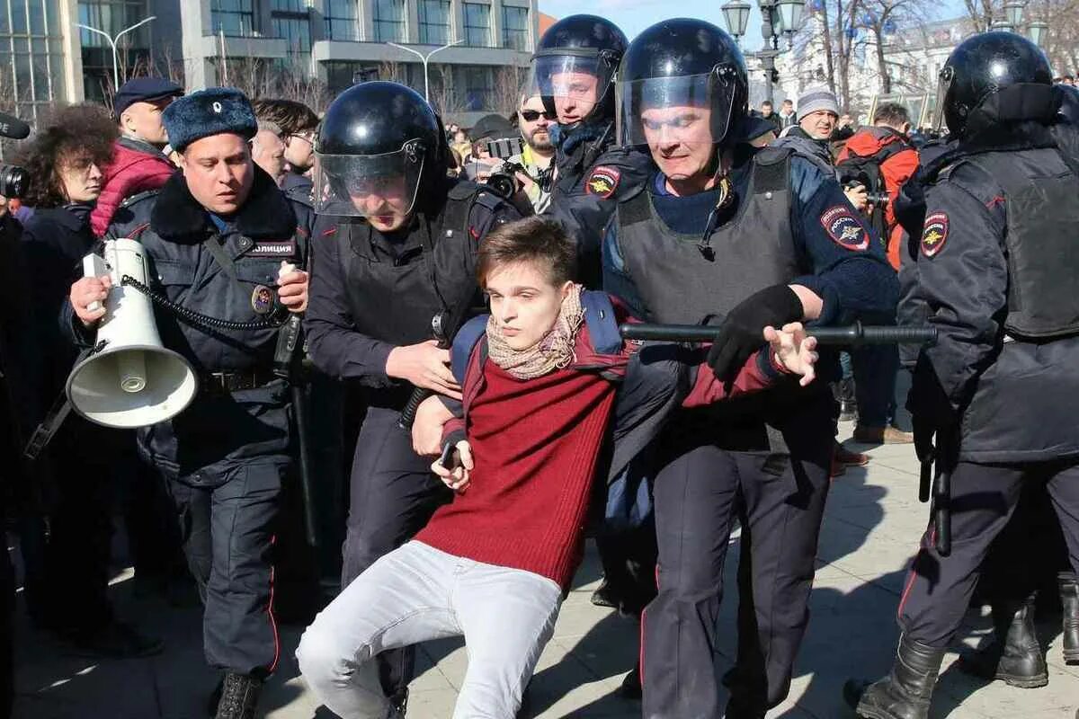 Массовые беспорядки ответственность. Дети на митинге. Участие в массовых беспорядках. Дети полицейские на митингах. Массовые беспорядки митинг.