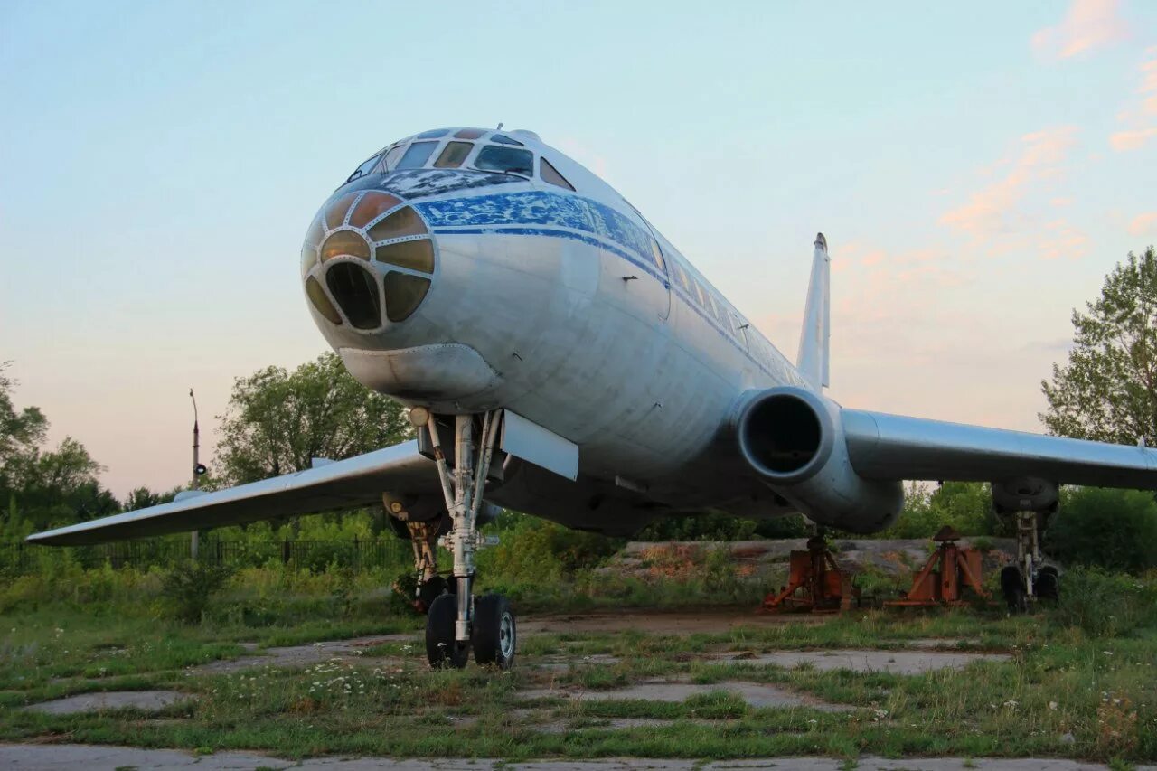 Ту-104 пассажирский самолёт. Ту-104 двухдвигательный реактивный самолёт. Самолет Туполева ту 104. Забытые самолеты. Чем забывают самолеты