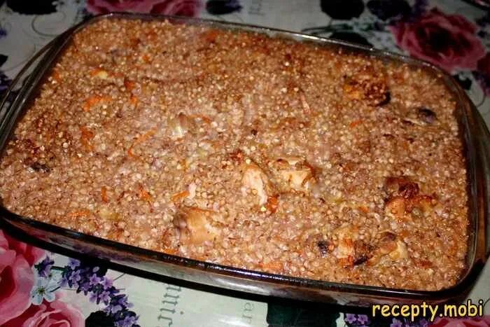 Куриные голени с гречкой в духовке. Гречка в духовке с курицей под сыром. Гречка со свининой в духовке в стеклянной форме. Курица запеченная с гречкой в духовке. Гречка с овощами.