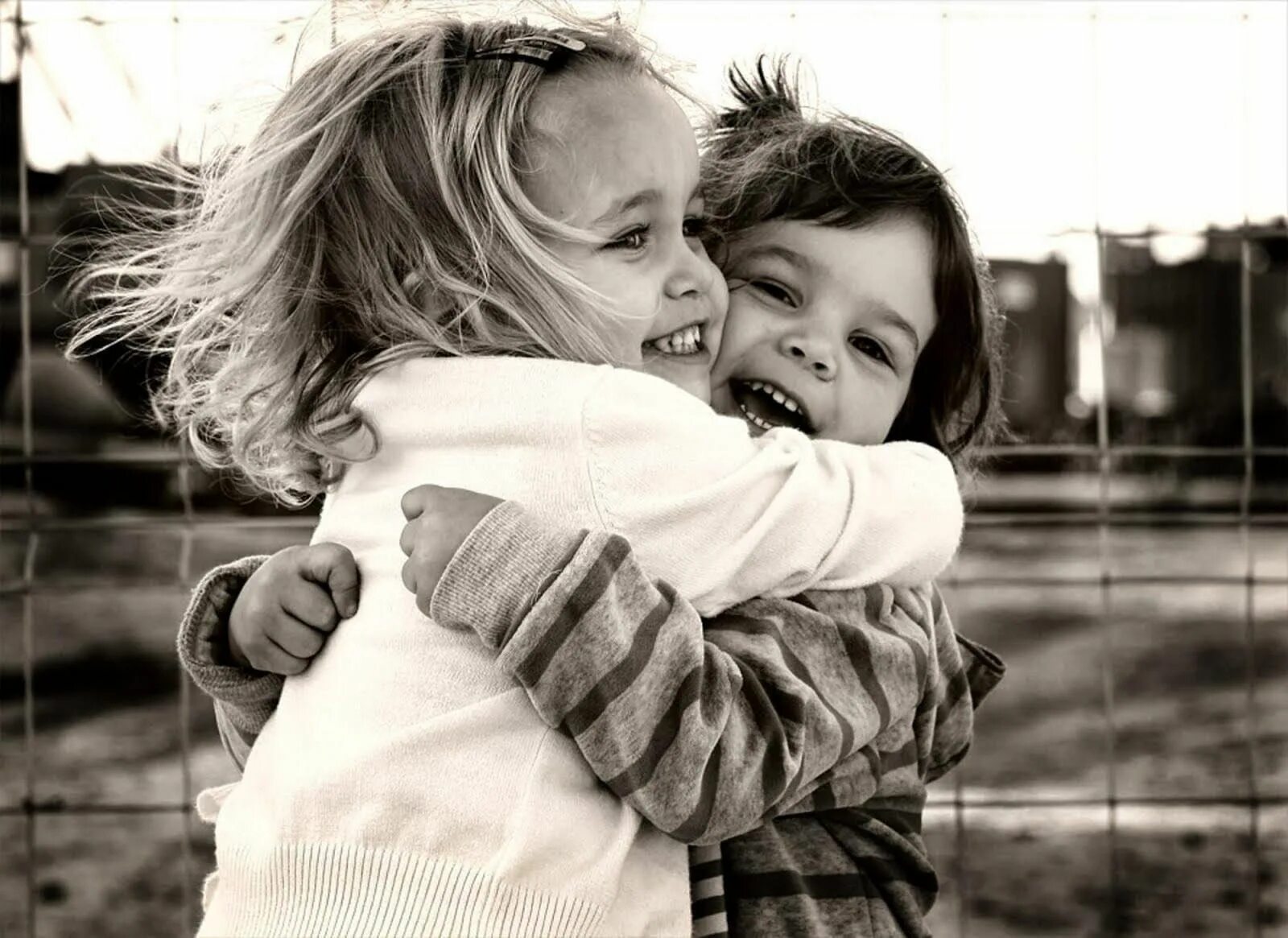 Брат и сестра лучшие друзья. Друзья обнимаются. Объятия детей. Искренние объятия. Дружеские обнимашки.