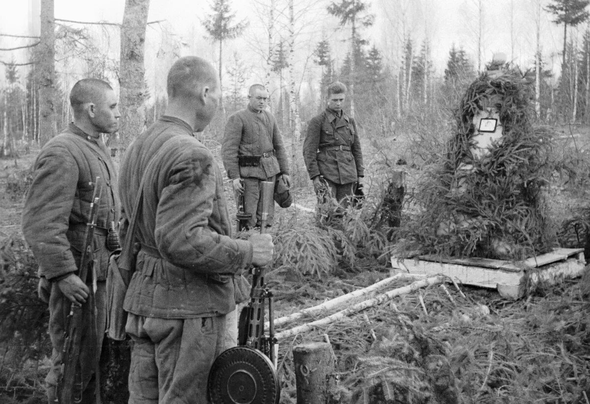 Михайлович во время войны. Могилы погибших солдат 1941-1945. Могилы советских солдат 1941-1945. Похороны погибших солдат в ВОВ 1941-1945. Северо Западный фронт 1941-1945.