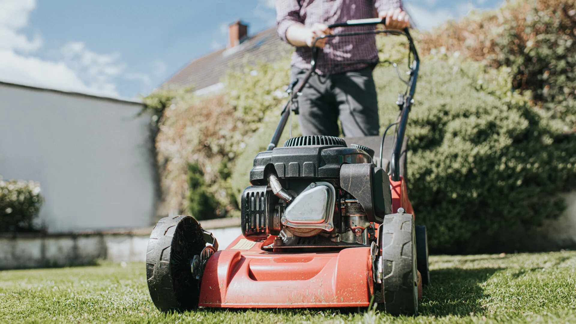 Lawn mower. Газонокосилка. Стрижка газона. Бензиновые газонокосилки косить траву. Человек газонокосилка.