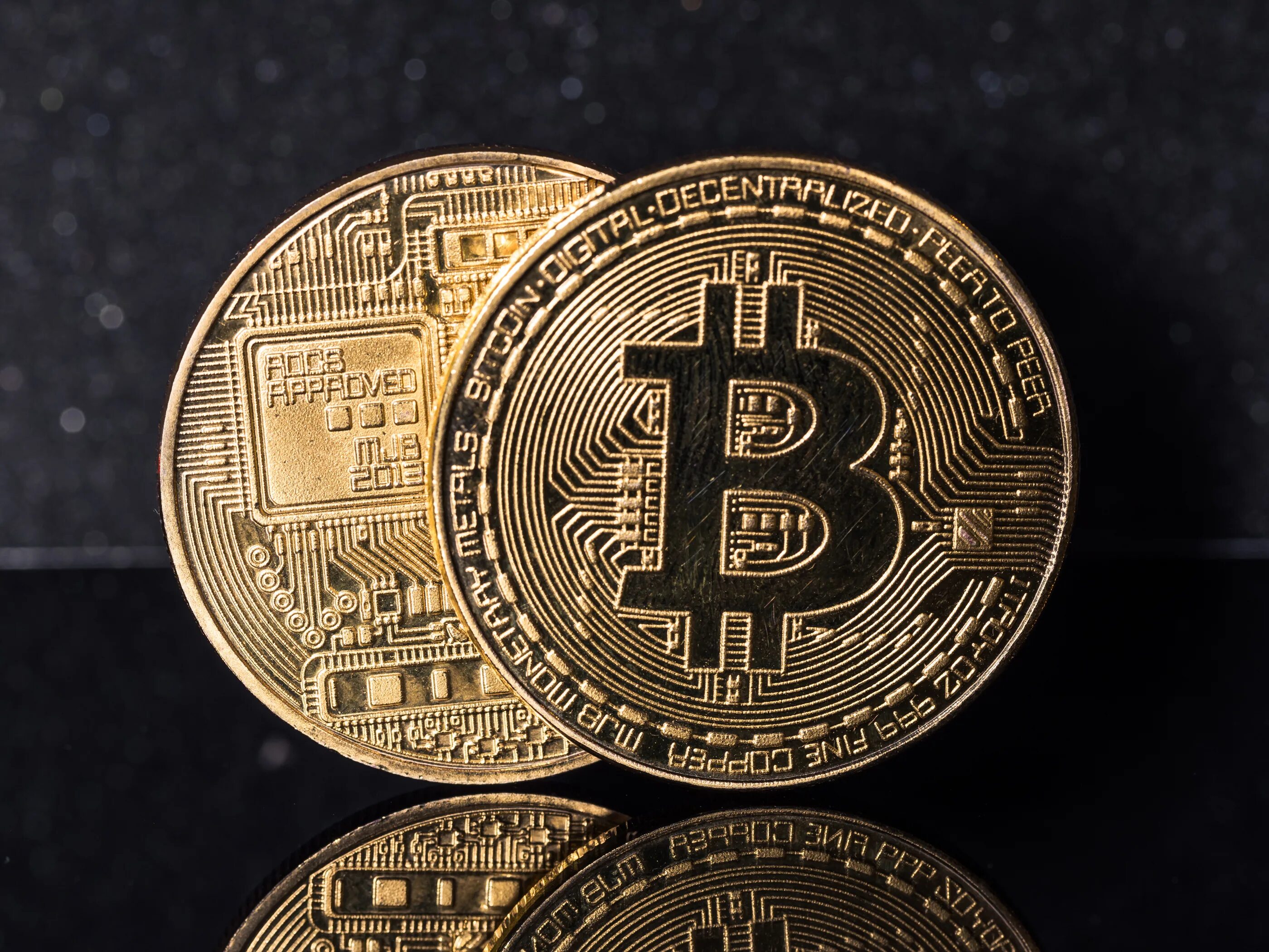 Биткоин два. Биткоин. 1 биткоин монета. биткоин с двух сторон. 10000 биткоинов.