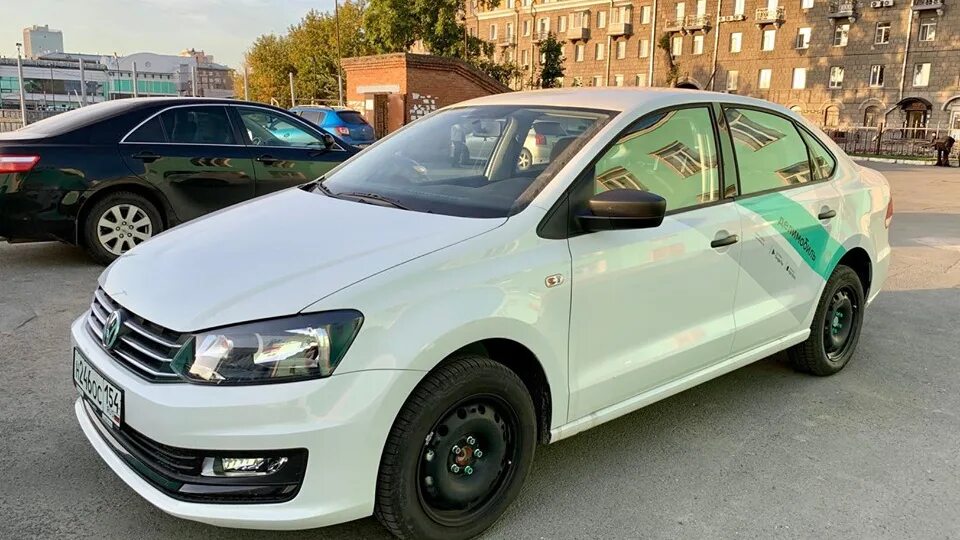 Фольксваген поло Делимобиль. Белый Фольксваген поло Делимобиль. VW Polo каршеринг. Каршеринг поло седан. Volkswagen новосибирск