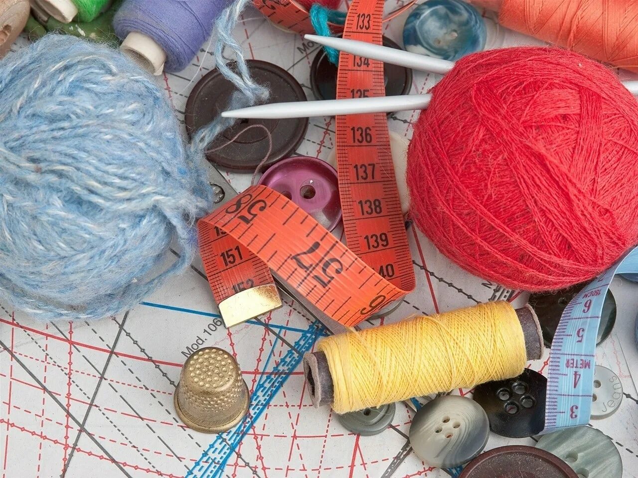 корзинка с нитками для вязания. материалы для рукоделия. вязальные нитки. акция ниточка домой. нитки вязальные спицы.