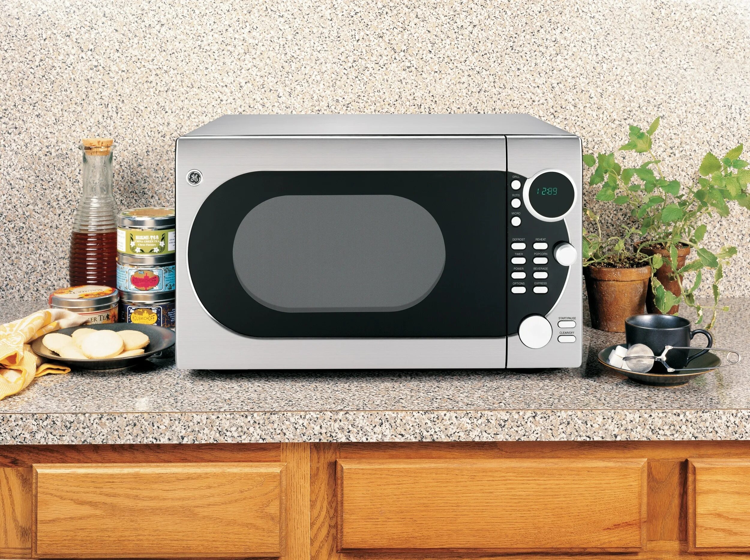 Микроволновка фото. LG MS-2042db. Микроволновая печь на кухне. Микроволновка на столе. Печка микроволновка.
