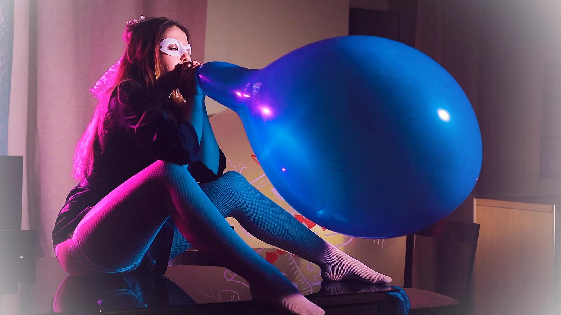 Песня house of balloons glass table girls. Оксана Ефремова Looner. Таня +Looner. Фетиш с воздушными шарами. Фетиш с надувными шарами.