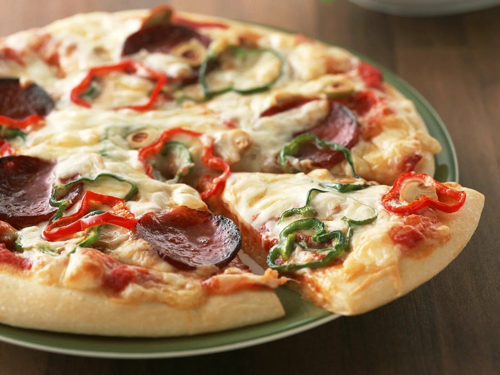 Традиционная итальянская пицца. Настоящая итальянская пицца. Сочная вкусная пицца. Пецица. Pizza reaby