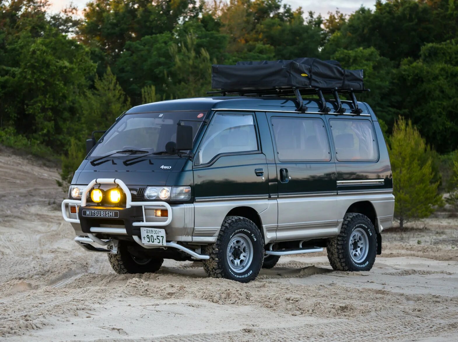 Митсубиси 4х4 купить. Митсубиси Delica l300. Mitsubishi Delica 4wd. Mitsubishi Delica 4. Mitsubishi Delica 200.