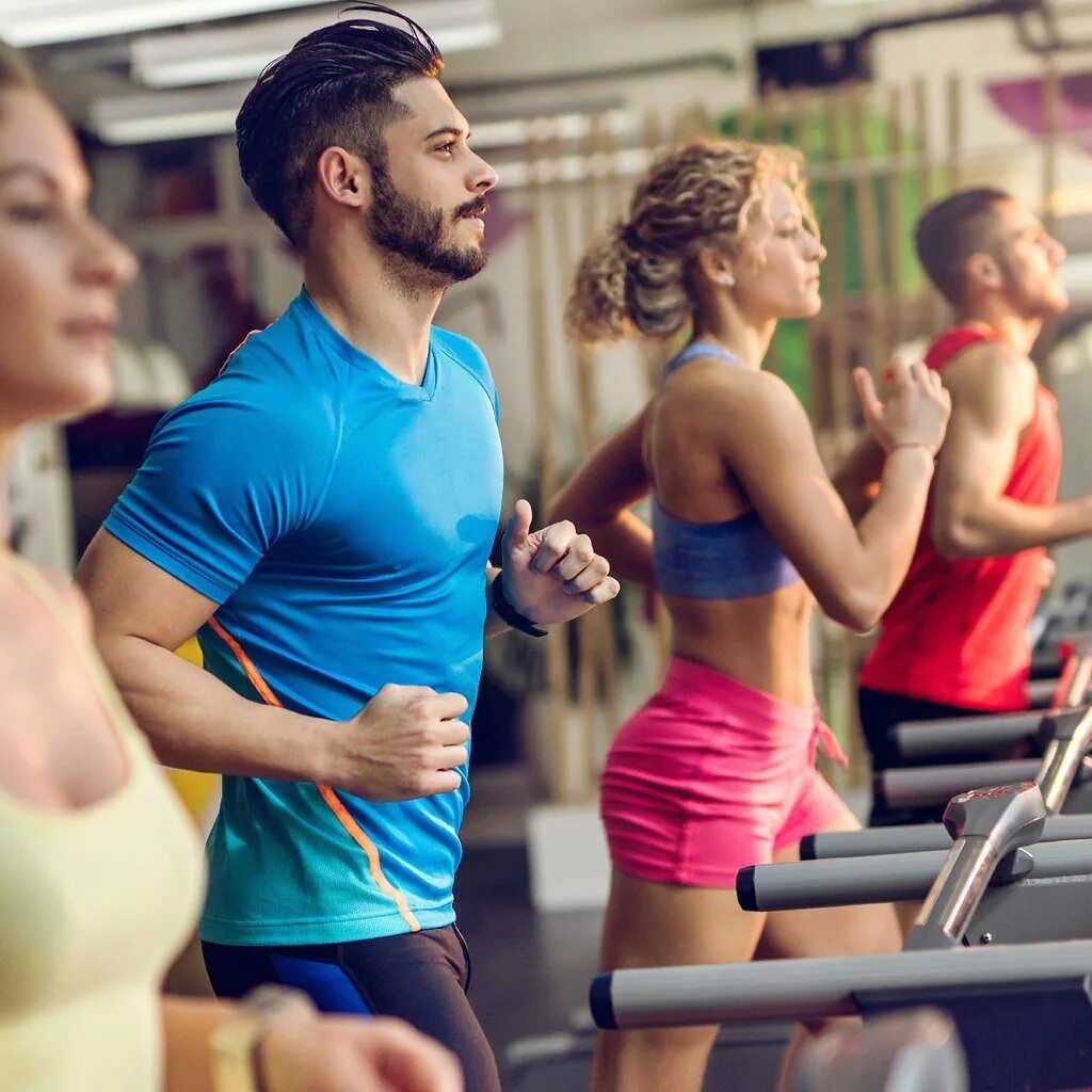 Занятия в спортзале. Спортивные люди. Есть фитнес. Есть фитнес. Девушка спорт.