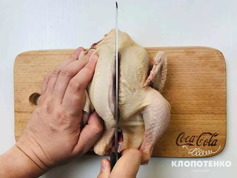 Как разрезать курицу для цыпленка. Разрезать курицу вдоль. курица разрезанная пополам. курицу порезать на пополам. разделать курицу пополам.