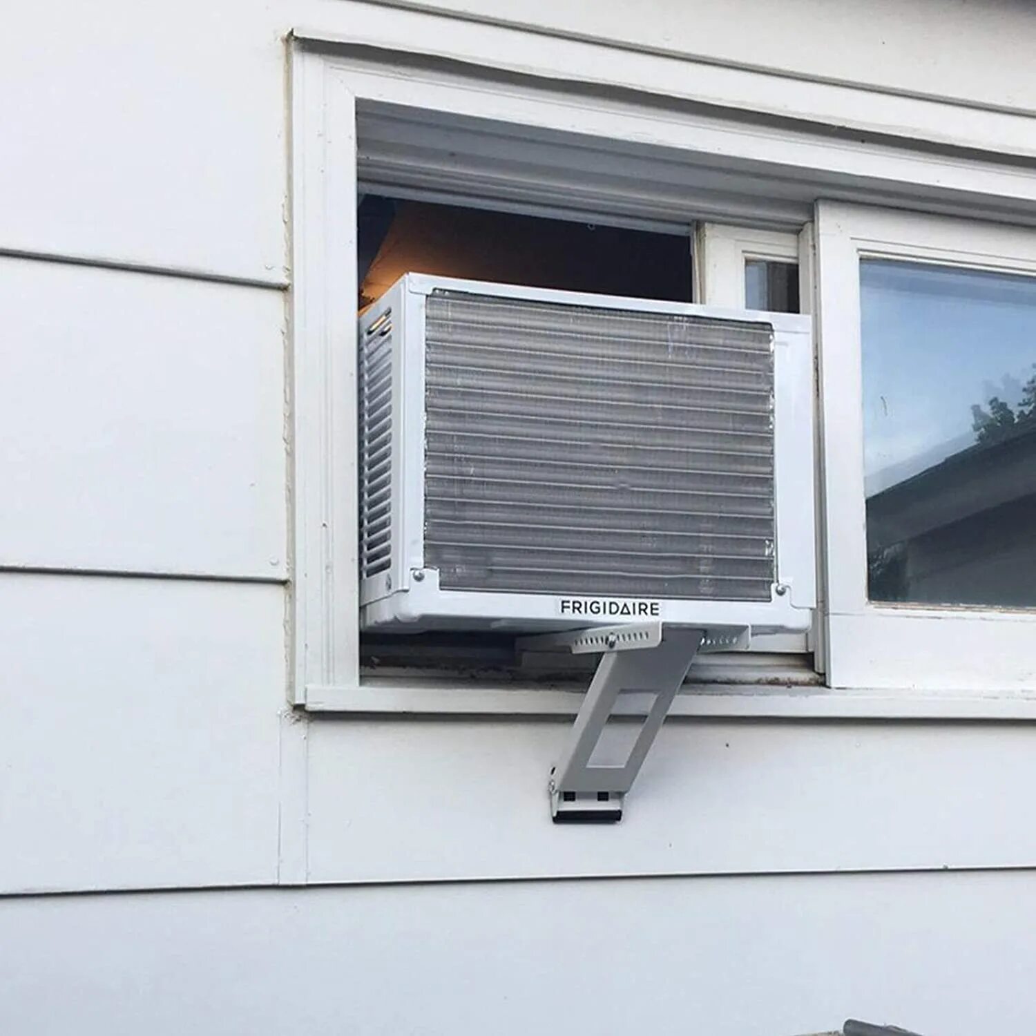 Как установить оконный кондиционер. Window Air Conditioner Bracket. Кронштейн для оконного кондиционера. Крепление оконного кондиционера. Демонтаж оконного кондиционера.