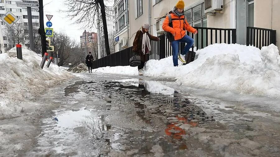 Лужи в Москве. Тает снег в Москве. Снег растаял. Лужи в России. Погода 1 мая 2023