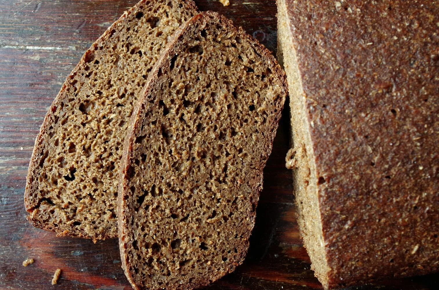 Цельнозерновой отрубной хлеб. Ржано-пшеничный цельнозерновой хлеб. Черный хлеб. Ржаной отрубной хлеб.