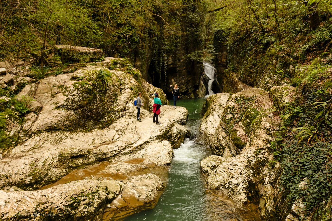 Агурское ущелье Чертова купель. Агурский водопад Сочи. Агурские водопады достопримечательности Сочи. Агурское ущелье в Сочи.