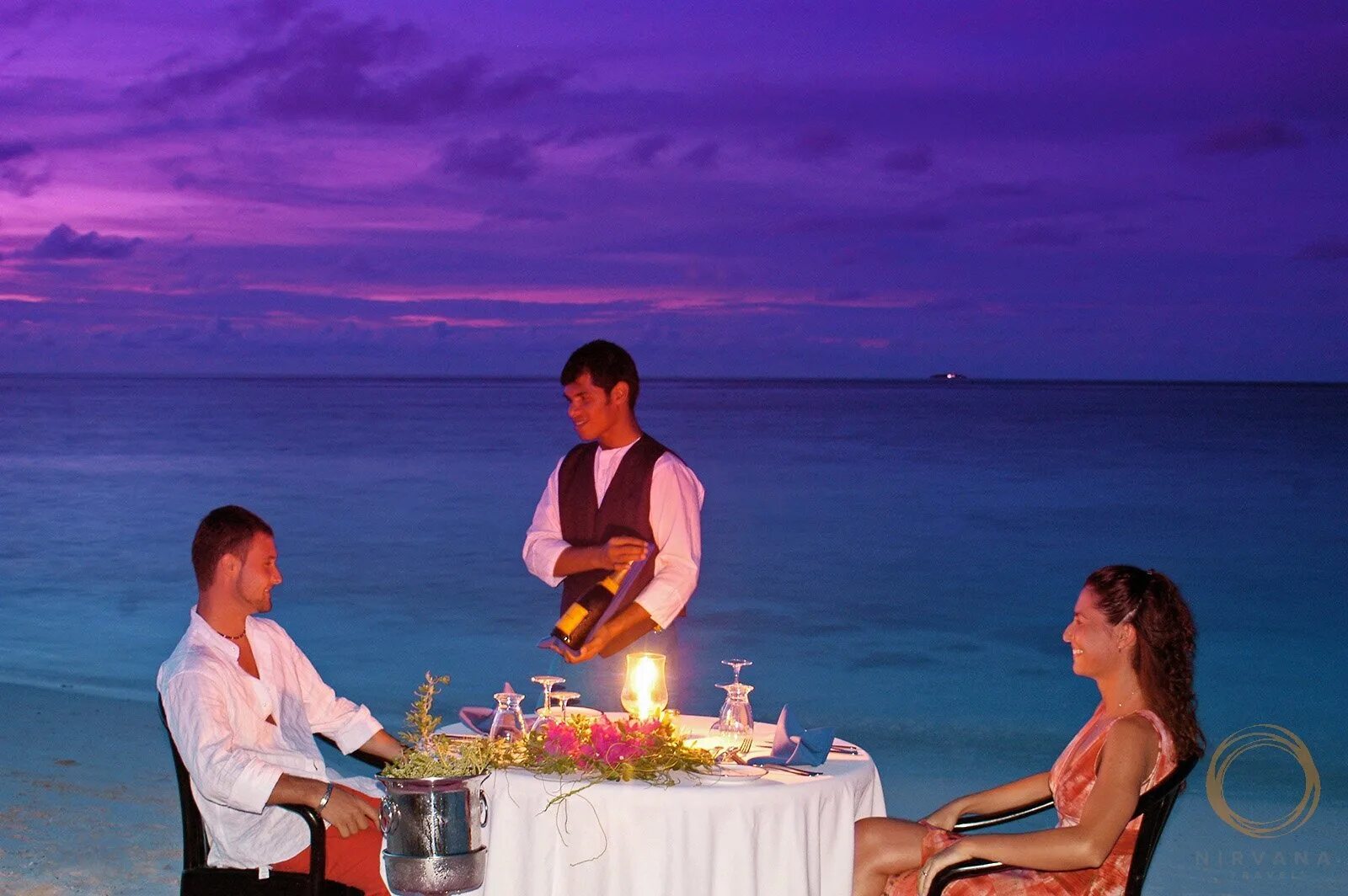 Taj exotica dubai. Питание на мальдивах в отелях. Отель олхувели мальдивы. Романтические места для двоих. Пляж вечером.