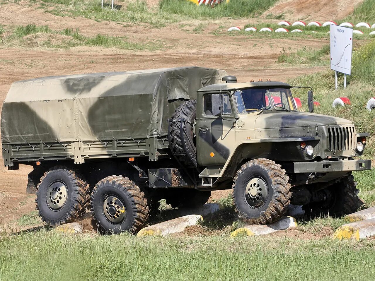 Купить военный урал. Урал 4320. Урал 4320 военный. Военный тягач Урал 4320. Урал-4320 грузовой армейский.