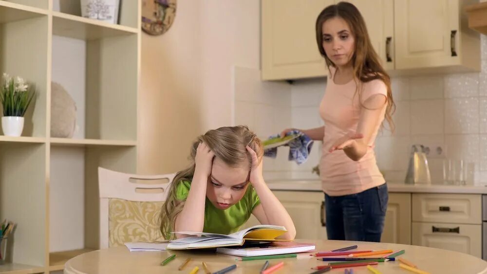 Наказание дочки. Отшлепала дочь за плохие оценки. Злая мама с ремнем. Spanking дочки. Строгая мама и дочка.