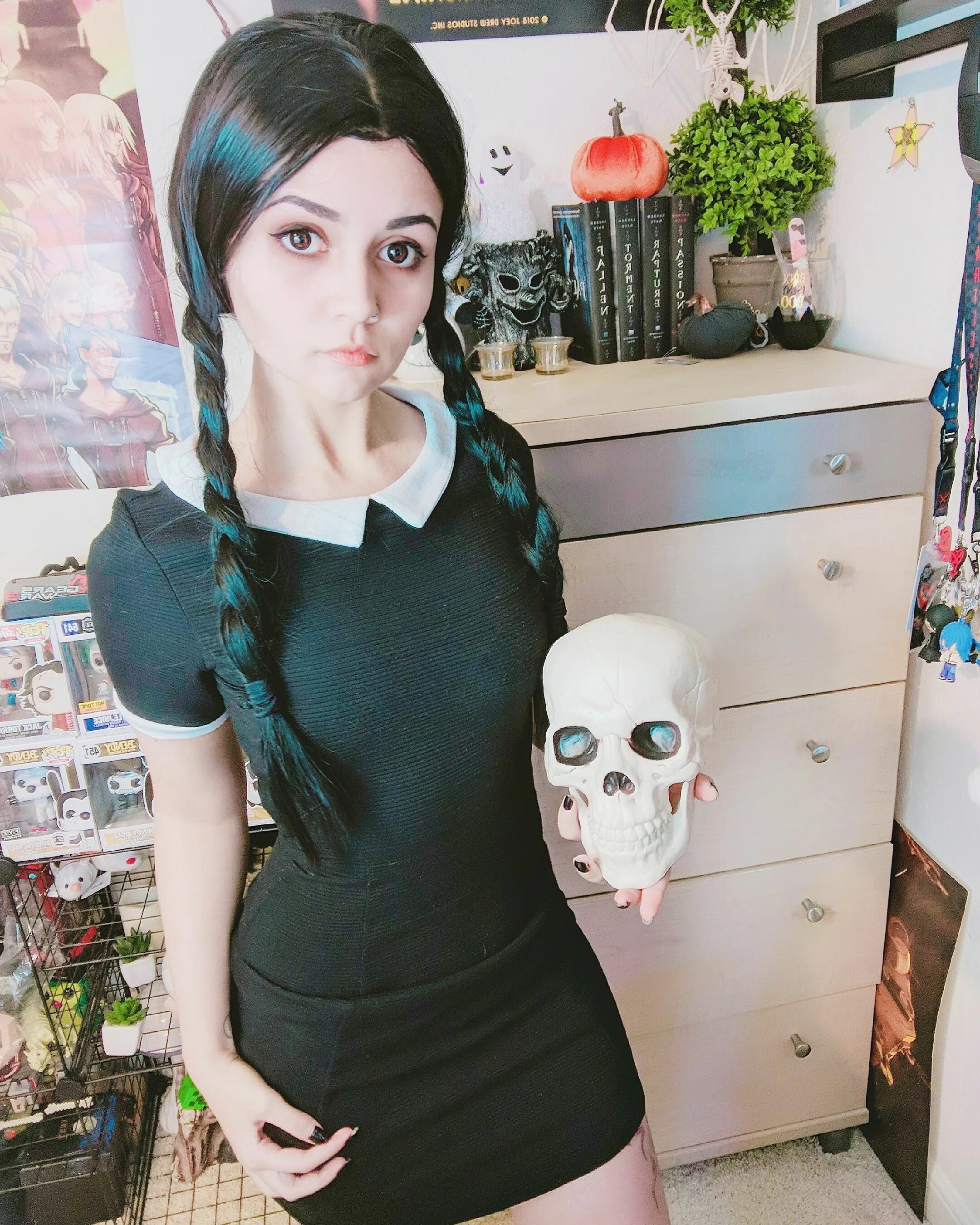 Wednesday cosplay. Венсди Аддамс косплей. Вэнсдей Кринжовый косплей. Семейка Аддамс косплей. Wednesday Addams Cosplay.